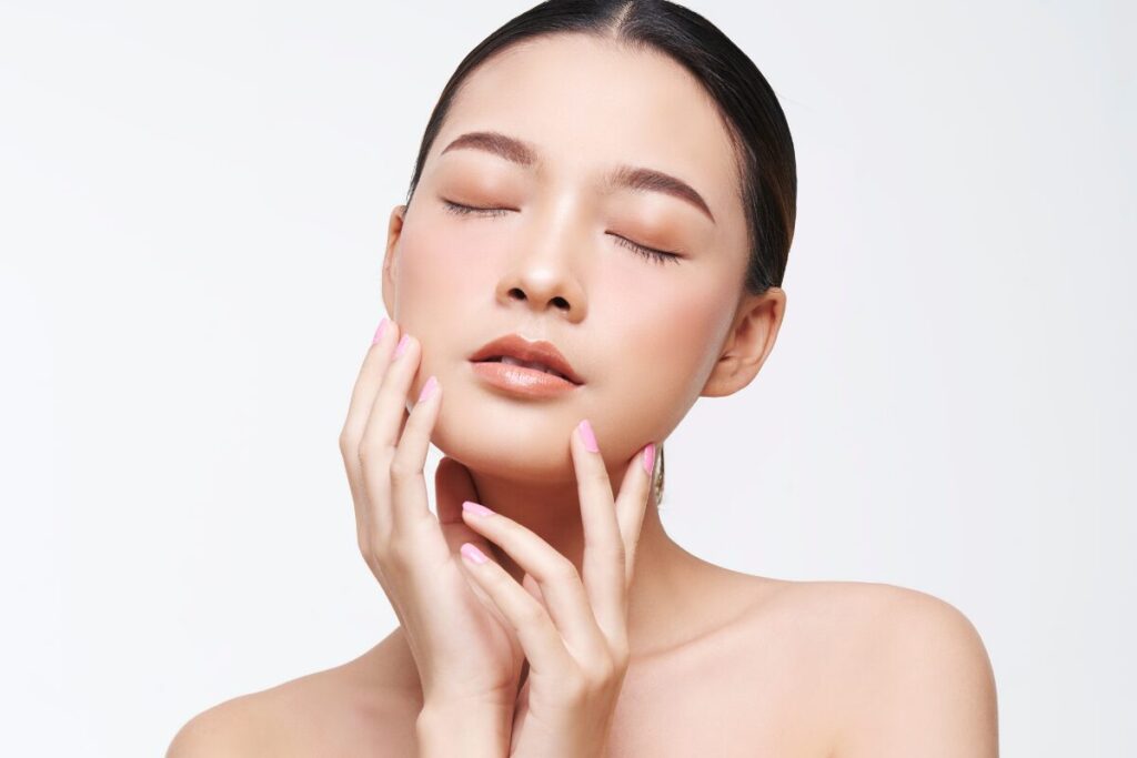 第一印象って大事！
加工はもはや違う人
両手で自分の頬に触れている女性の写真