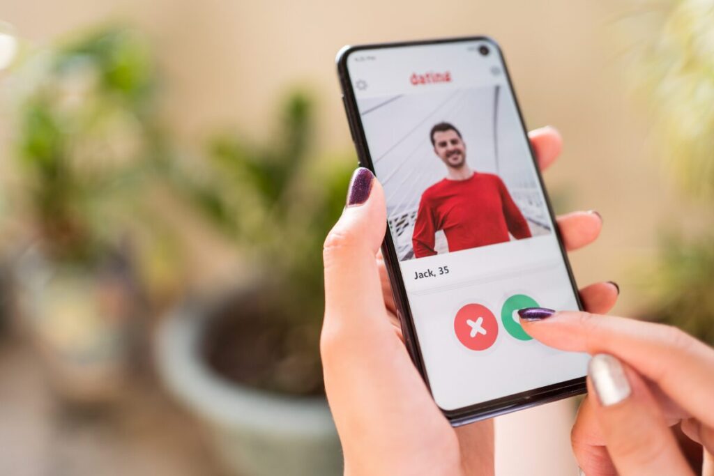 第一印象って大事！
異次元にモテるマッチングアプリ
スマホをいじる女性の手の写真