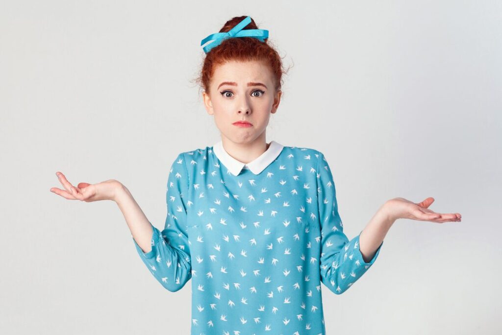 こいつ盛ってんな　話を盛る男への上手な対応
全員盛ってるんですけど！
首をすくめる女性の写真