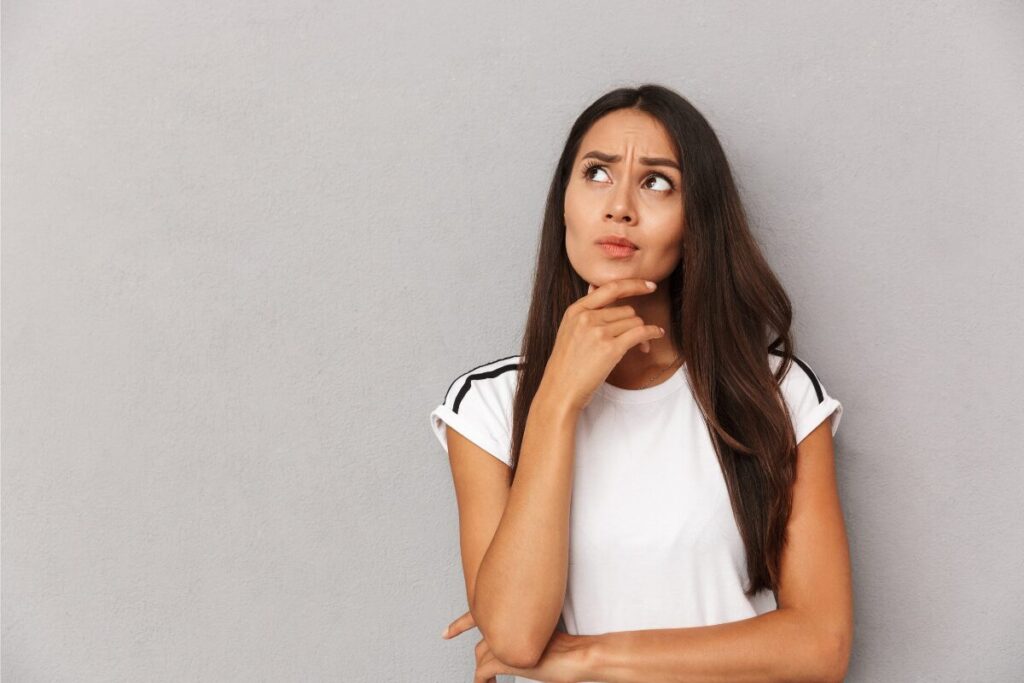 瞑想を超簡単に説明してみた
結局何だかよく分からない
首をかしげる女性