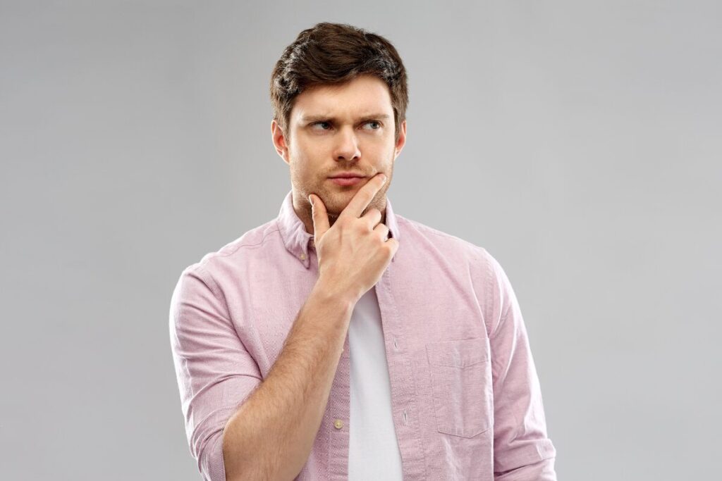 男性からの脈ありサイン　それ本当？
話を覚えているのは脈あり？
あごに手をあてる男性の写真