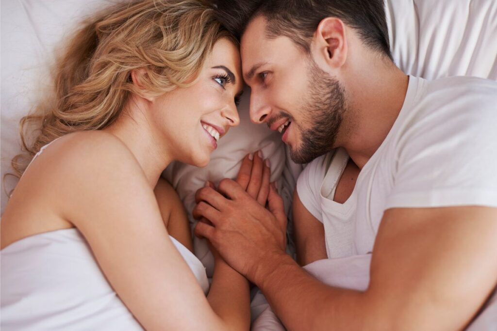 結婚生活2万日を無事に過ごす方法
パートナーを見つめ直す
見つめ合うカップルの写真