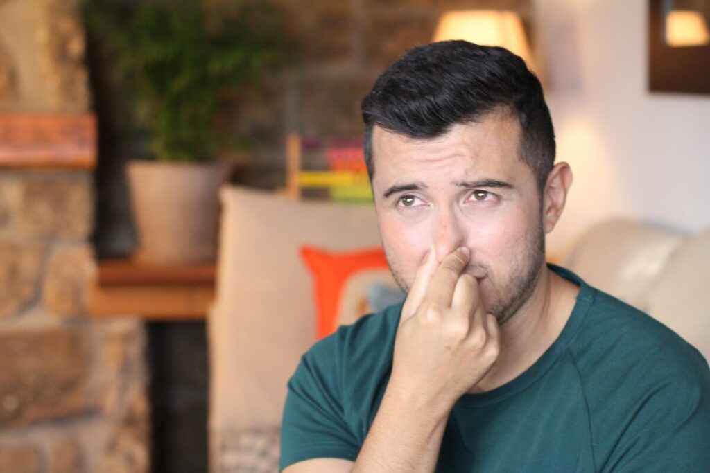 優しい人は何も言わず去る
別れの真実
鼻をつまむ男性