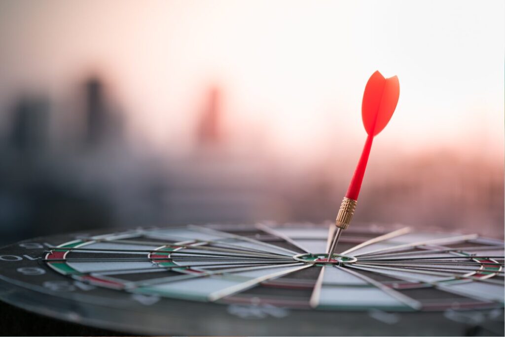 浮気を疑われた男の反応
浮気を見破る方法
ダーツの矢が的に刺さる写真