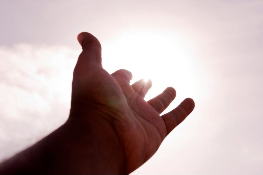 浮気を疑われる男の反応
浮気を見破った後は
希望を感じさせる
太陽に向かって広げる手の平の写真