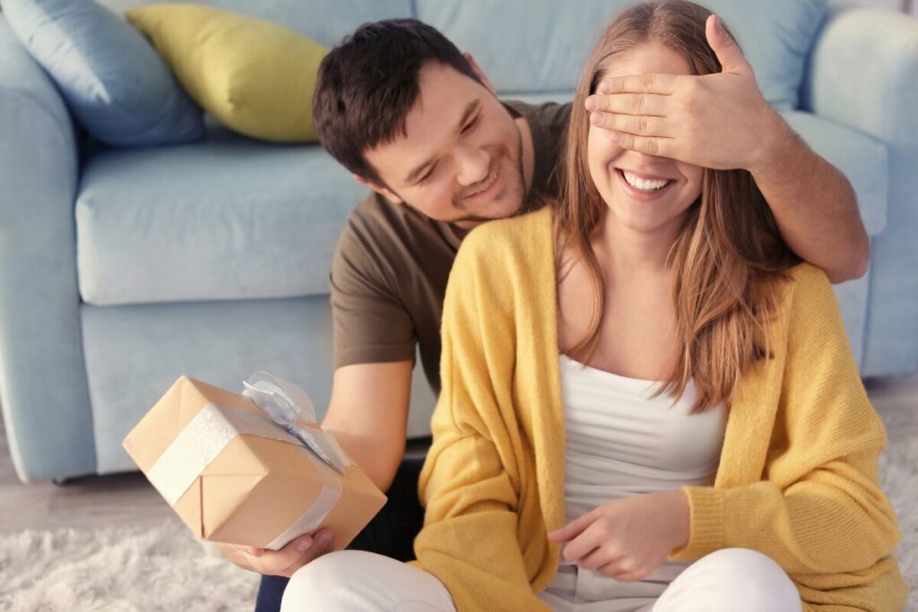 男性からの脈ありサイン　それ本当？
貴方を喜ばせようとするのは脈あり？
女性にサプライズプレゼントをする男性