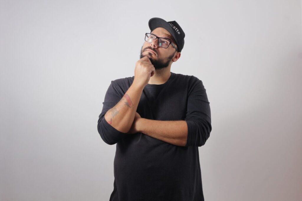 こいつ盛ってんな　話を盛る男への上手な対応
忘れる事と忘れない事
首をかしげる男性の写真
