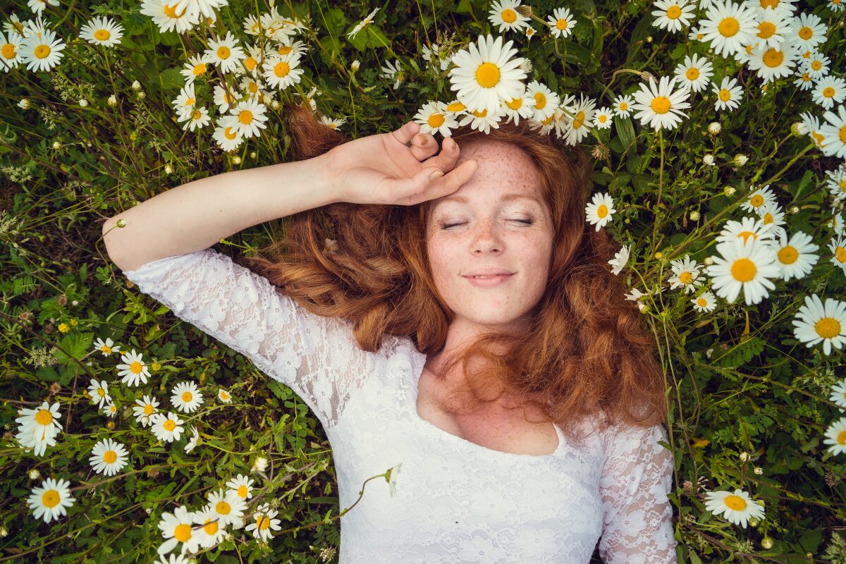 何故か男性にモテる女性の特徴 気持ちよく寝そべる女性の写真