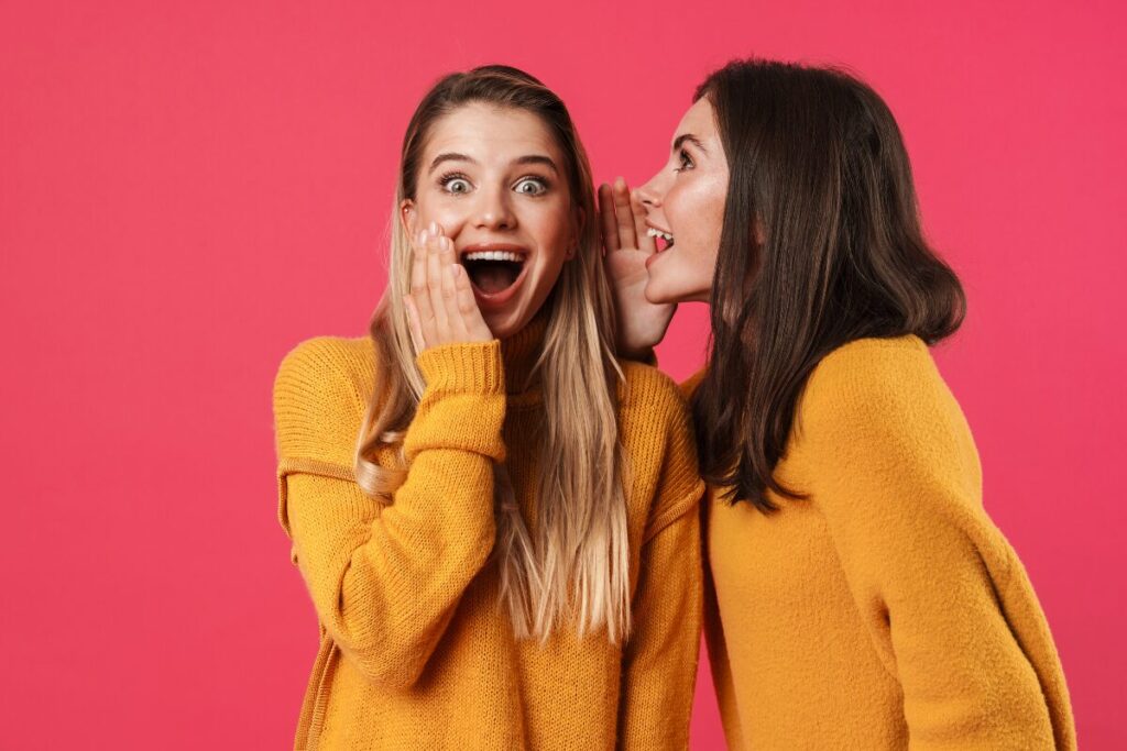 誹謗中傷の対義語を考える
村の噂話とよく似てる
内緒話をする人々