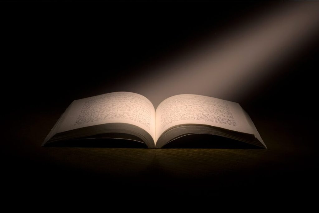 マッチングアプリ 多くの女性がモテないプロフィールを書いている
話が長い！
開いた本の写真