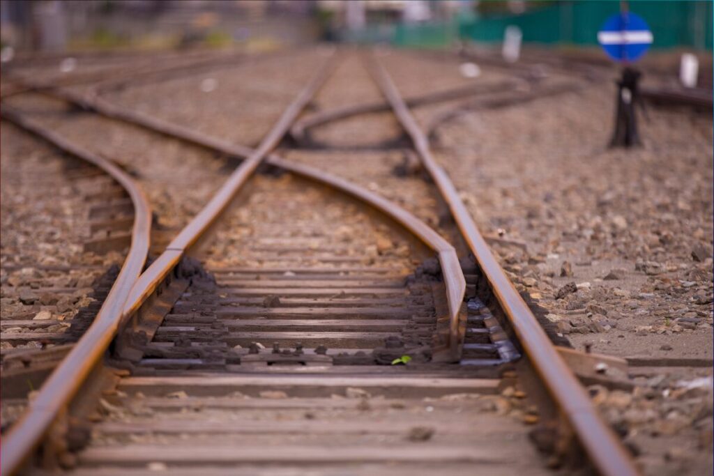 マッチングアプリ　二回目デートに進む可能性を高める方法
二回目デートに進む確率と進まない理由
線路の写真