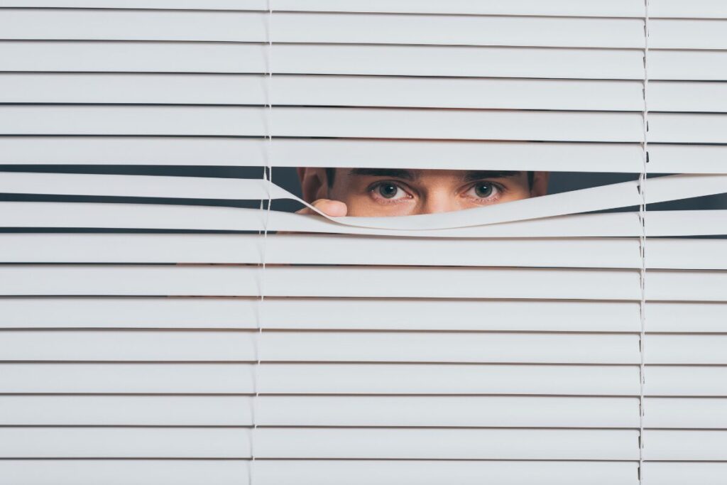 元カレがストーカーになってしまったら…
ストーカーの定義
ブラインド越しに目だけでこちらを見る男性