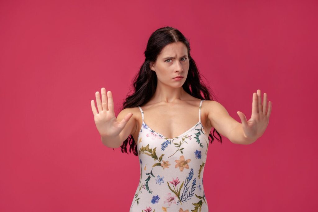 マッチングアプリ 多くの女性がモテないプロフィールを書いている
苦手やＮＧが多い
両手を前に出して拒否する女性