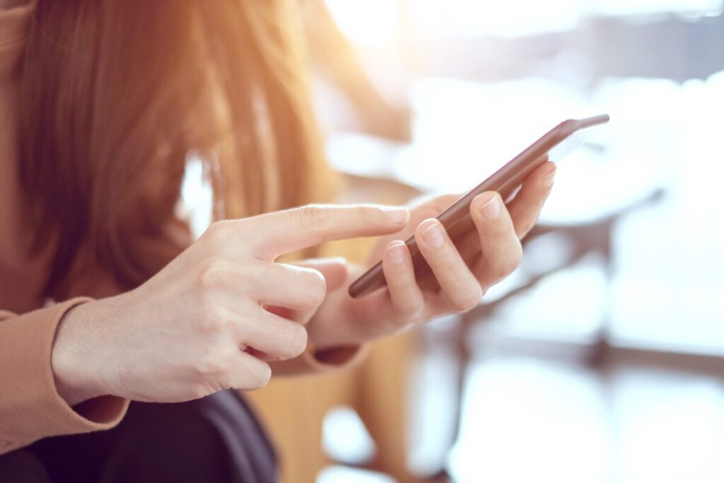 元カレがストーカーになったら…
元彼がストーカーになるきっかけ
スマホをいじる女性