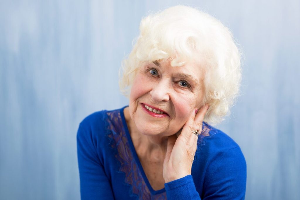 マッチングアプリ 多くの女性がモテないプロフィールを書いている
見た目よりは若く見られます？
うっとりしている老女