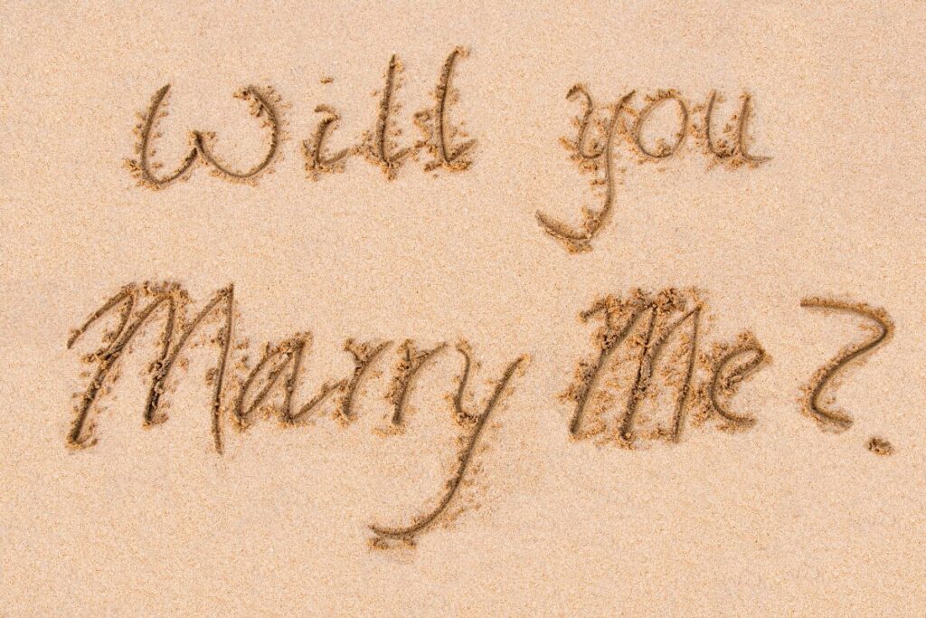 日本の男性はプロポーズが苦手です
遠く果てしない5文字
Marry me？の文字