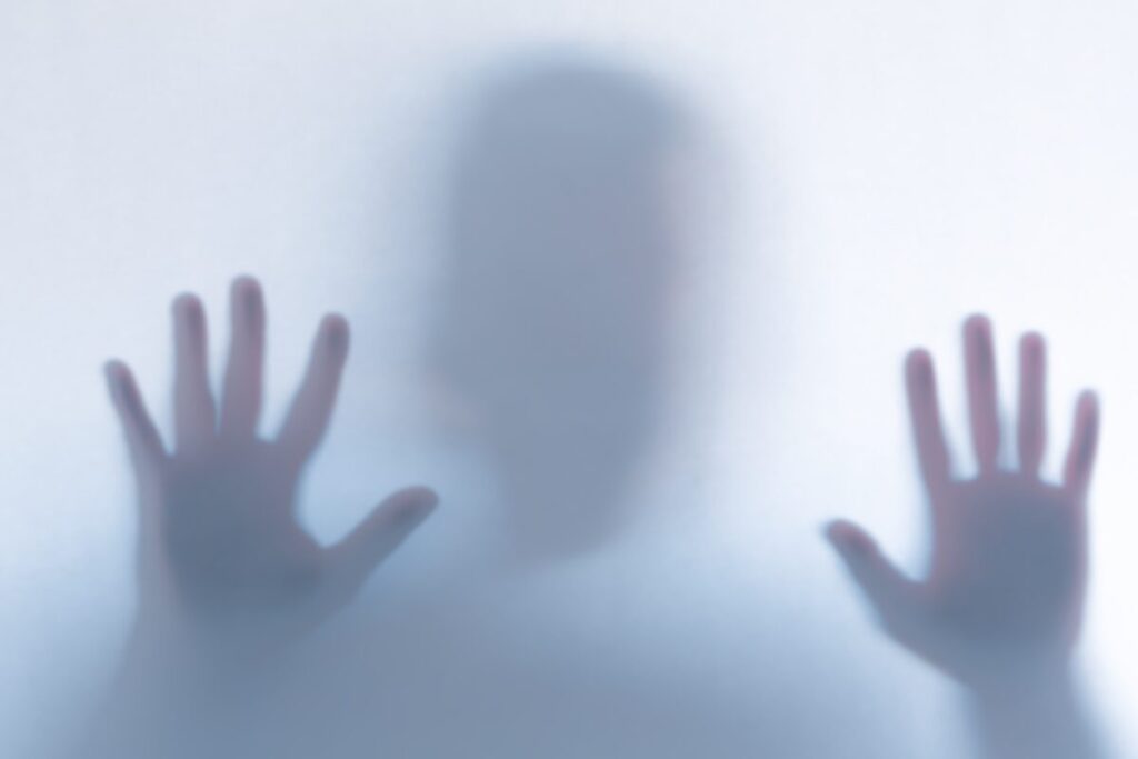 元彼がストーカーになったら…
ストーカーになりそうな元彼
くもりガラスのむこうに怪しい男性がいる