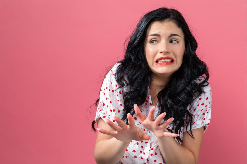 Good byeとさようならは全然違う意味でした
恋人とのお別れはさようなら一択
嫌そうな顔で拒否する女性