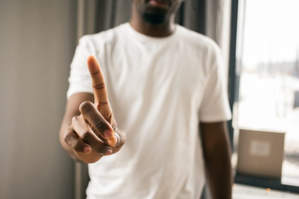 恋愛経験の少ない男の特徴を考えてみる
交際人数
指を1本だけ立てる男性