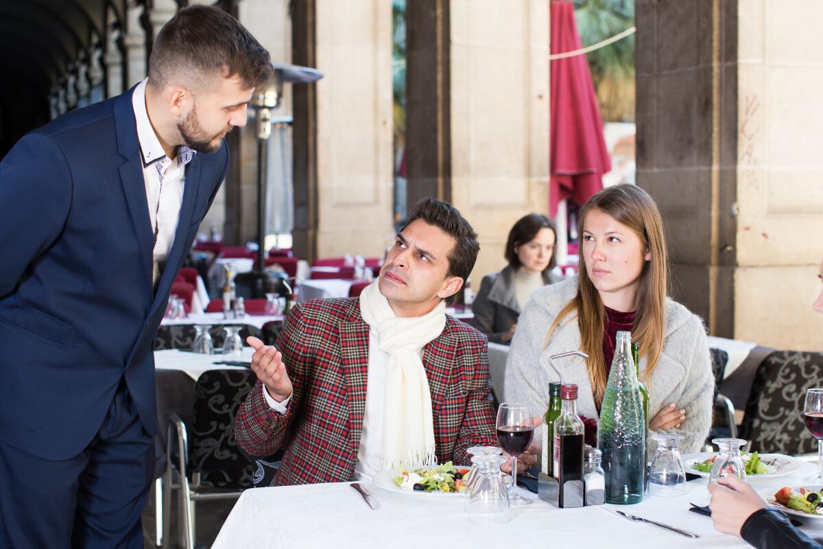 デート中に店員にキレる男の対処法 こんな彼氏は嫌だというアンケート、不動のナンバー１！店員にキレる男には出来る限りお会いしたくないものです。しかし、見た目からは分からない彼らと図らずも関わってしまった場合、彼等の病気や心理を理解して被害を最小限に抑えることが重要です。