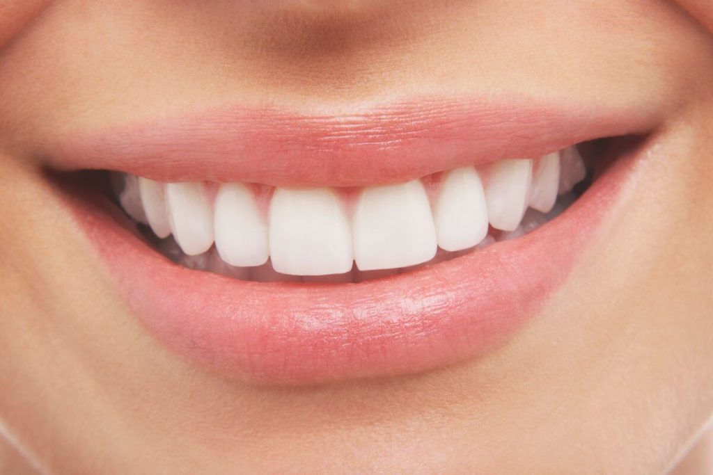 簡単に実践できる笑顔美人になるための手順
口角をあげる？
不自然な口角の笑顔