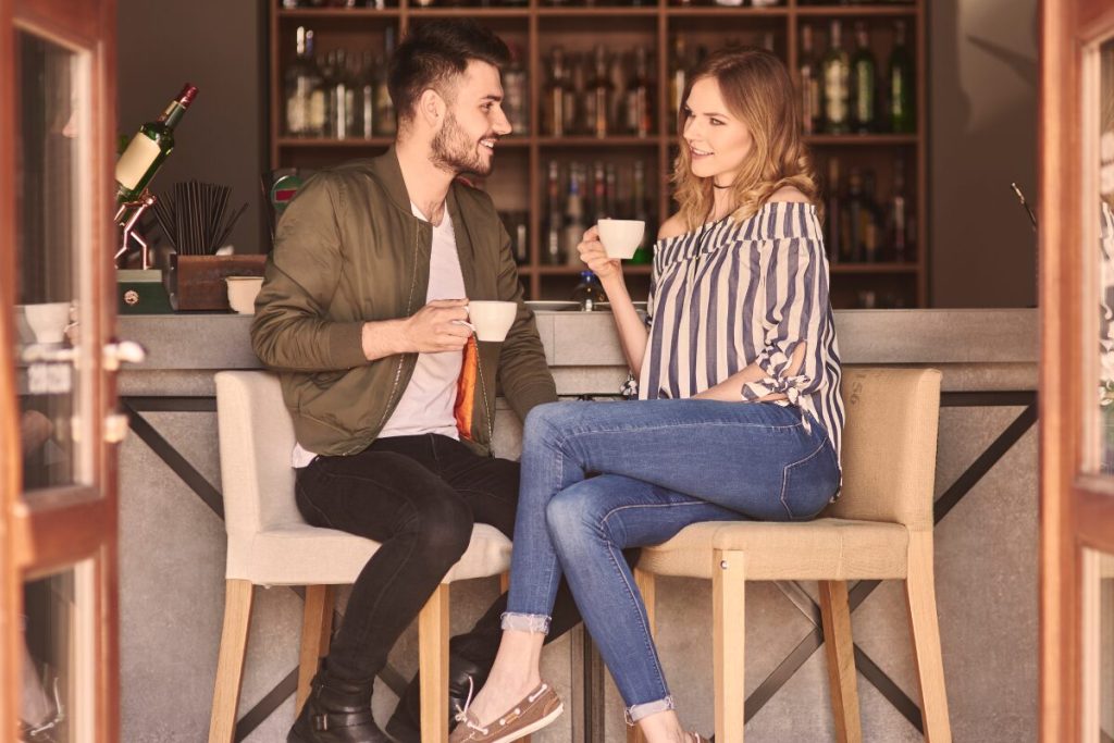 マッチングアプリ初デートの会話って？
はじめまして
カフェで会話する男女