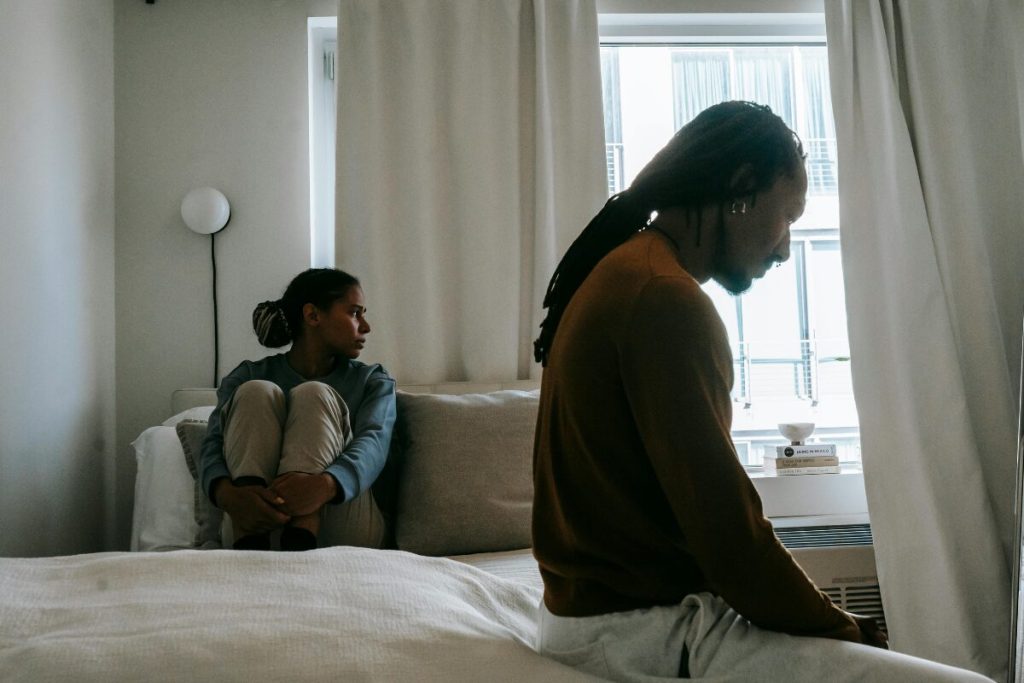 春に新しい恋へ踏み出す方法
お別れの季節なのでお別れしましょう
別れを決断するカップル