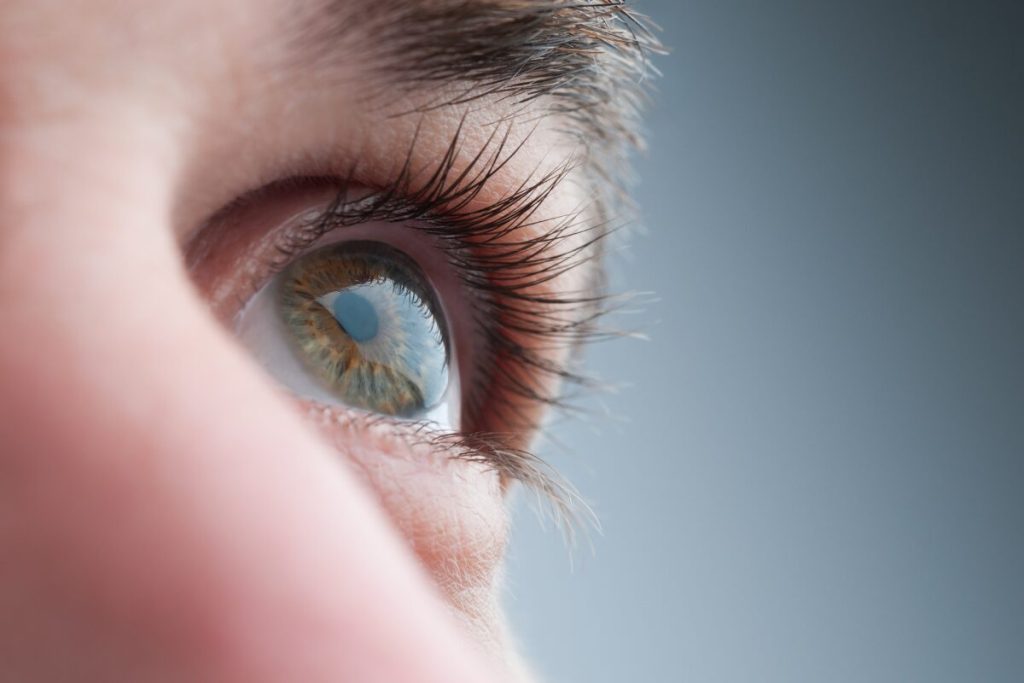 簡単に実践できる笑顔美人になるための手順
目力がコワい
目のアップ写真