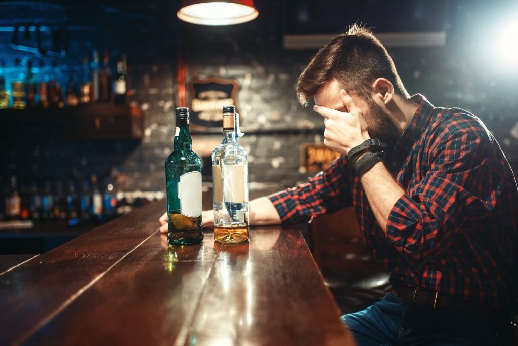 独身男性の寿命が短いって本当らしい
短命の理由それ本当？
酒におぼれる男