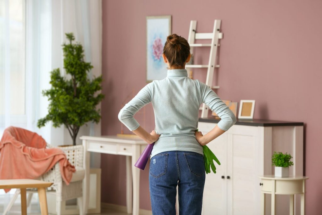 春に新しい恋へ踏み出す方法
素敵な恋をスタートする環境の整え方
掃除する女性