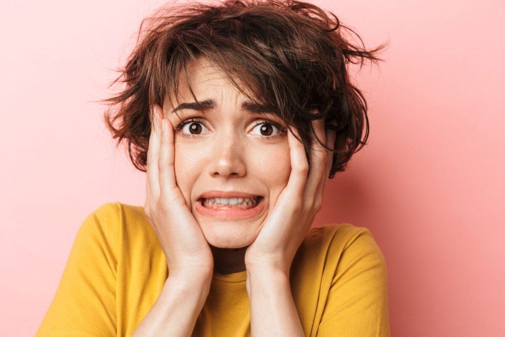 マッチングアプリ初デートの会話って？
謎の質問リスト
怯える女性