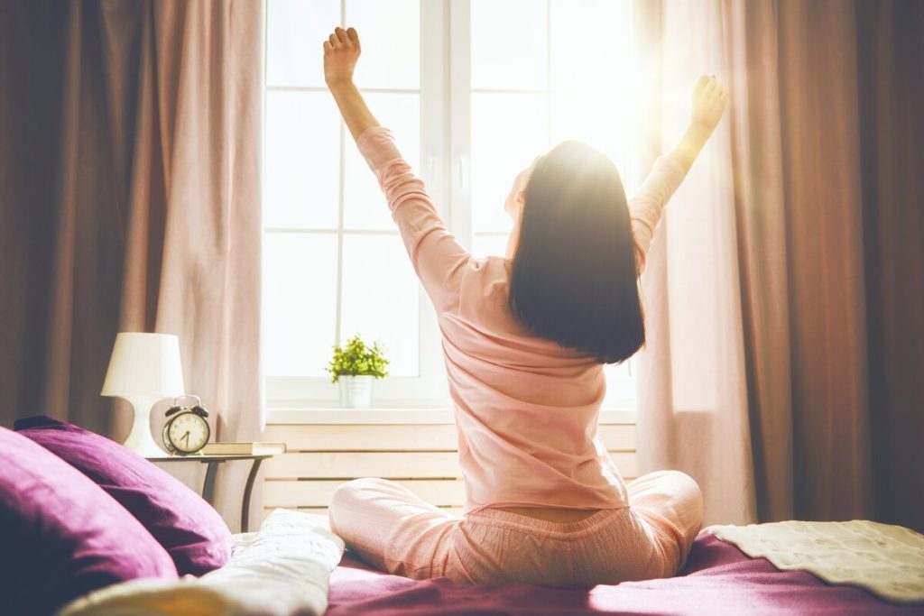 簡単に実践できる笑顔美人になるための手順
まずは力ぬきましょ
のびをしている女性