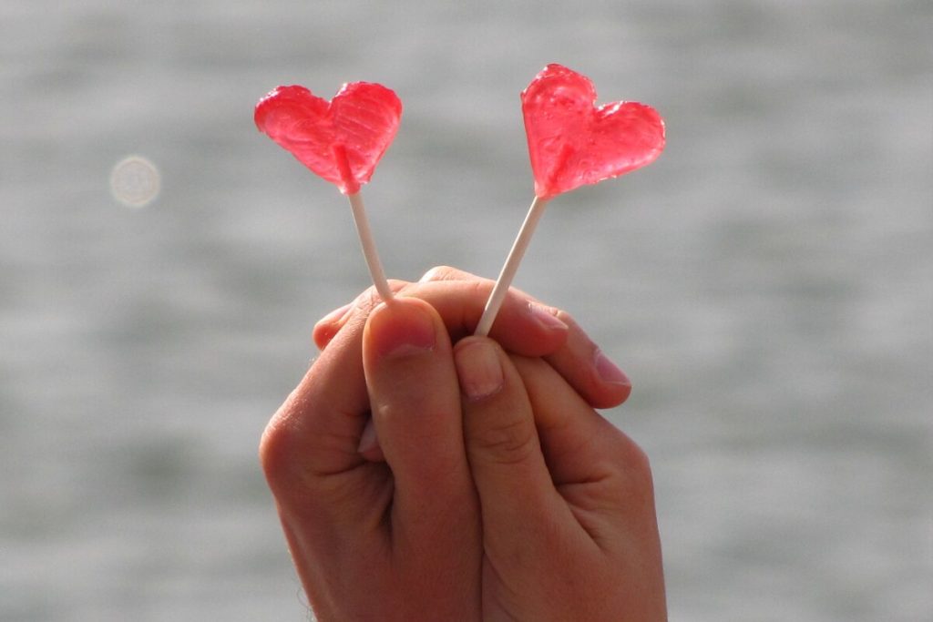 独身男性の寿命が短いって本当らしい
命短し、恋せよオジサマ
手にハートマークの恋のシンボル