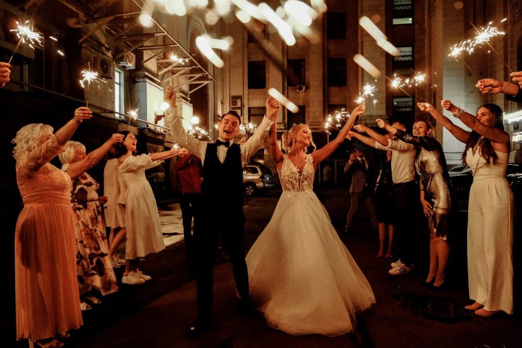 男性にもマリッジブルーはありまーす
結婚式は一時の夢
盛り上がってるパーティーの写真