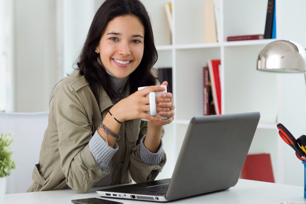 ちょっとコーヒーブレイク
理想的な一日
オフィスでコーヒーを飲む女性