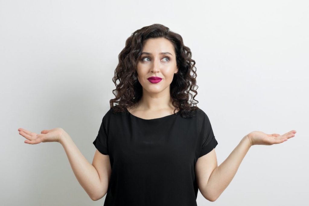 男性が思わずキュンとする女性の可愛い仕草ランキング？
結局どうすりゃいいのよ？
肩をすくめる女性