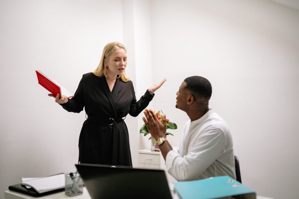 男性にもマリッジブルーはありまーす
ストレスは公平ではないかも
女性の上司に怒られる男性