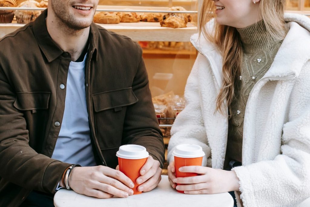 マッチングアプリ　初デートのお店選び
お店が微妙でも
カフェでお茶するカップル