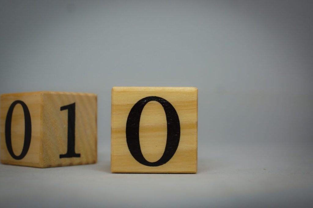 恋愛経験の少ない男の特徴を考えてみる
0と１では雲泥の差？
数字の0と1の写真