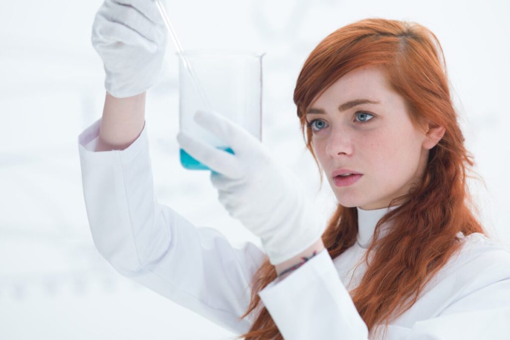 恋愛経験の少ない男の特徴を考えてみる
貴重なサンプル
実験をする白衣の女性