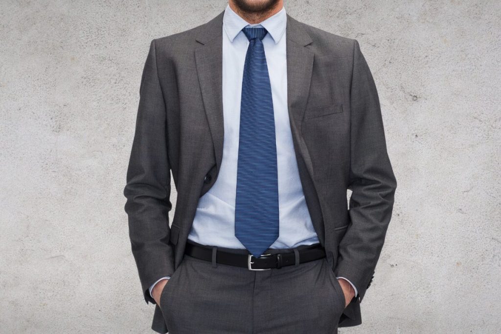 間違った正当防衛の解釈
正義の報復？
スーツ姿の男性