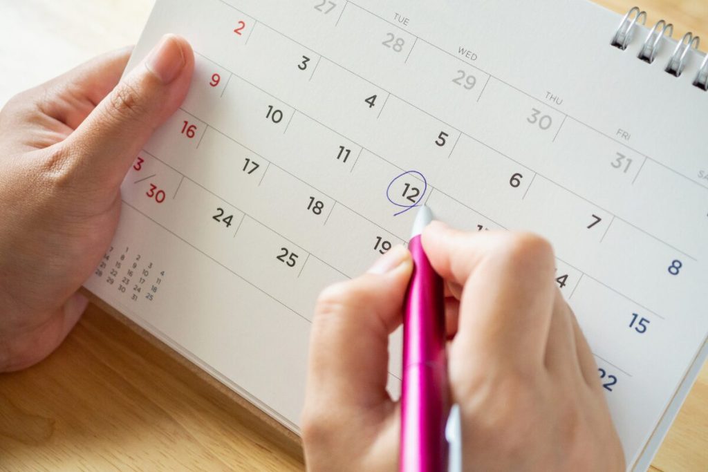 彼にとって単なる知り合いから気になる女性になるまでのステップ
ステップ1予定を入れさせる
カレンダーの写真