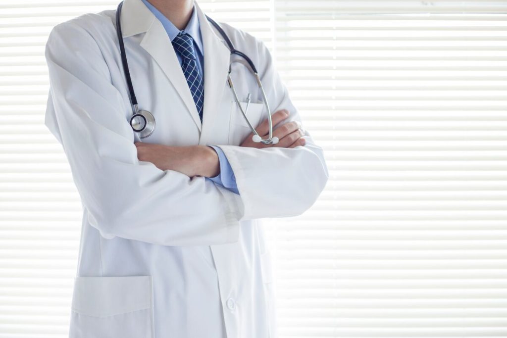 薬膳料理世界の入り口に立ってみた
医食同源という考え方
腕を組んだ白衣の医者