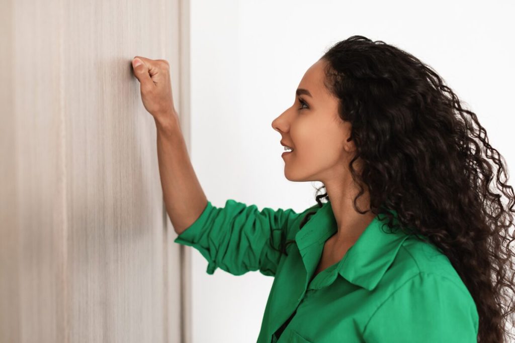 結婚相談所がやってくれること
相談所選び
ドアをノックする女性