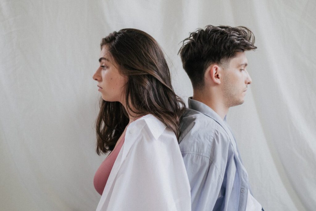 夫婦で共通の趣味を探してみる
趣味の世界
背中合わせの男女