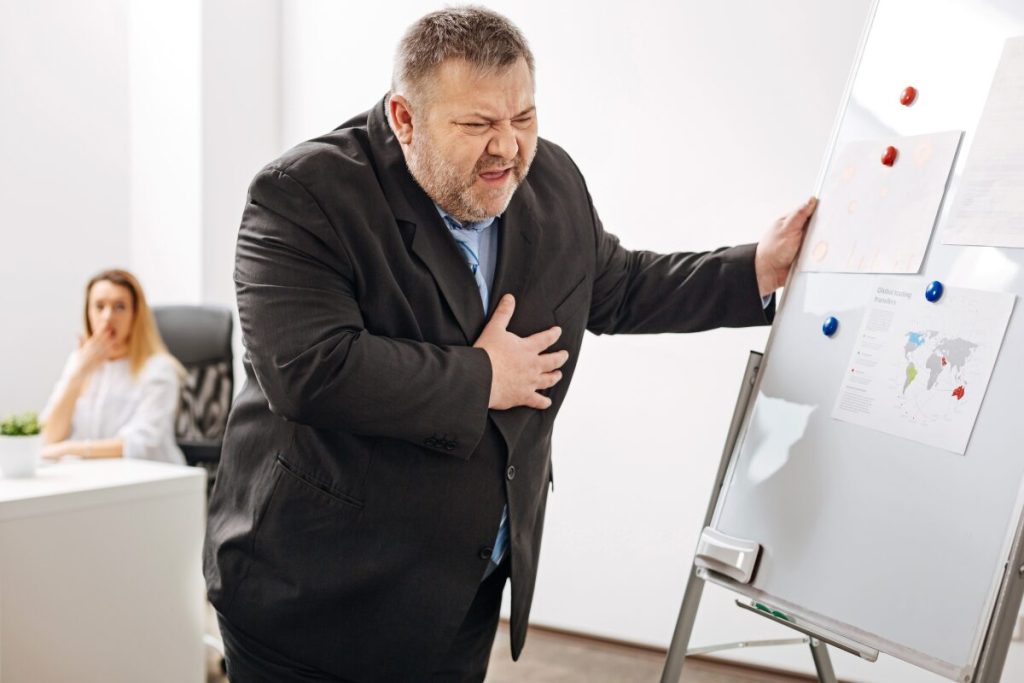 恋は遠い日の花火…だったかも
ドキドキしなくなった
心臓が痛くて胸をおさえる男性