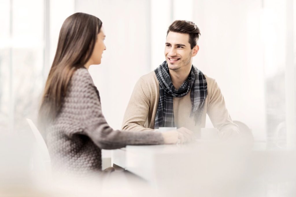 彼にとって単なる知り合いから気になる女性になるまでのステップ
ステップ2 相談にのってもらう
会話をする男女