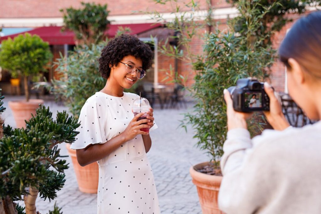 結婚相談所がやってくれること
入会
プロフィール写真を撮影する女性