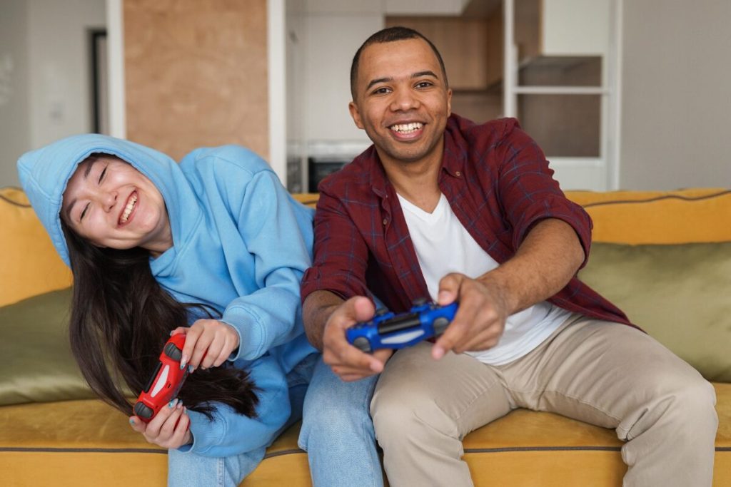 夫婦で共通の趣味を探してみる
ゲームのマルチプレイ
ゲームを楽しむ男女

