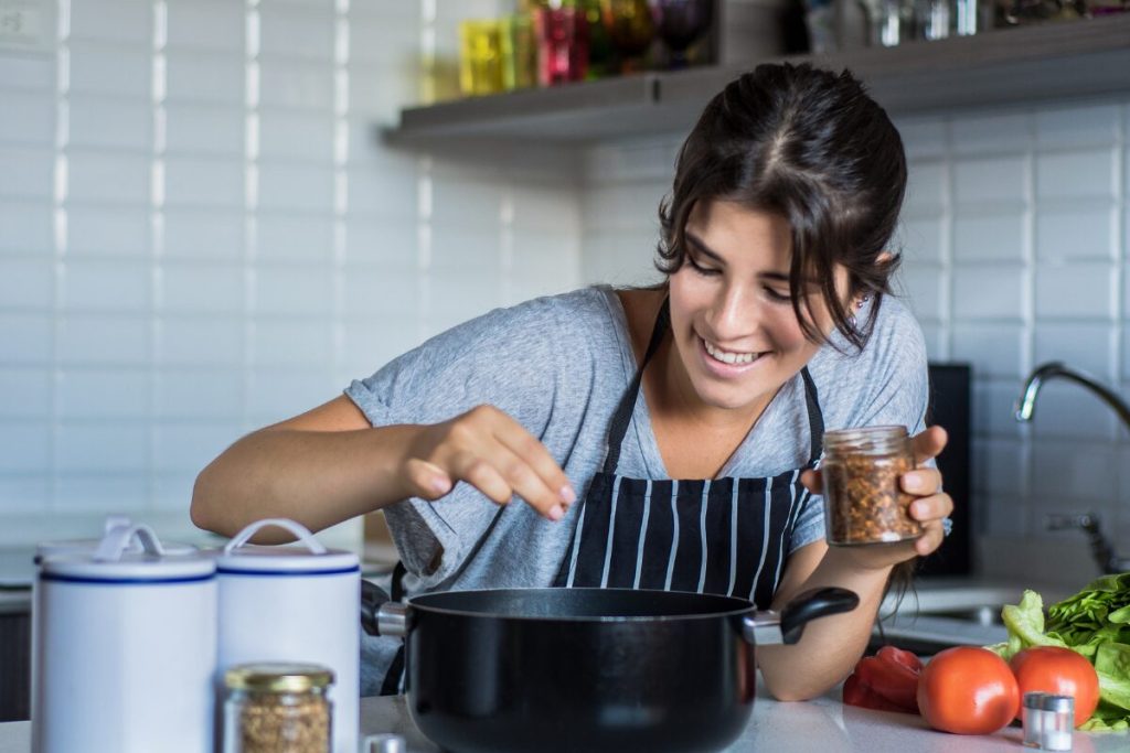 50代女性のリアルな婚活
付加価値あります？
料理をする女性